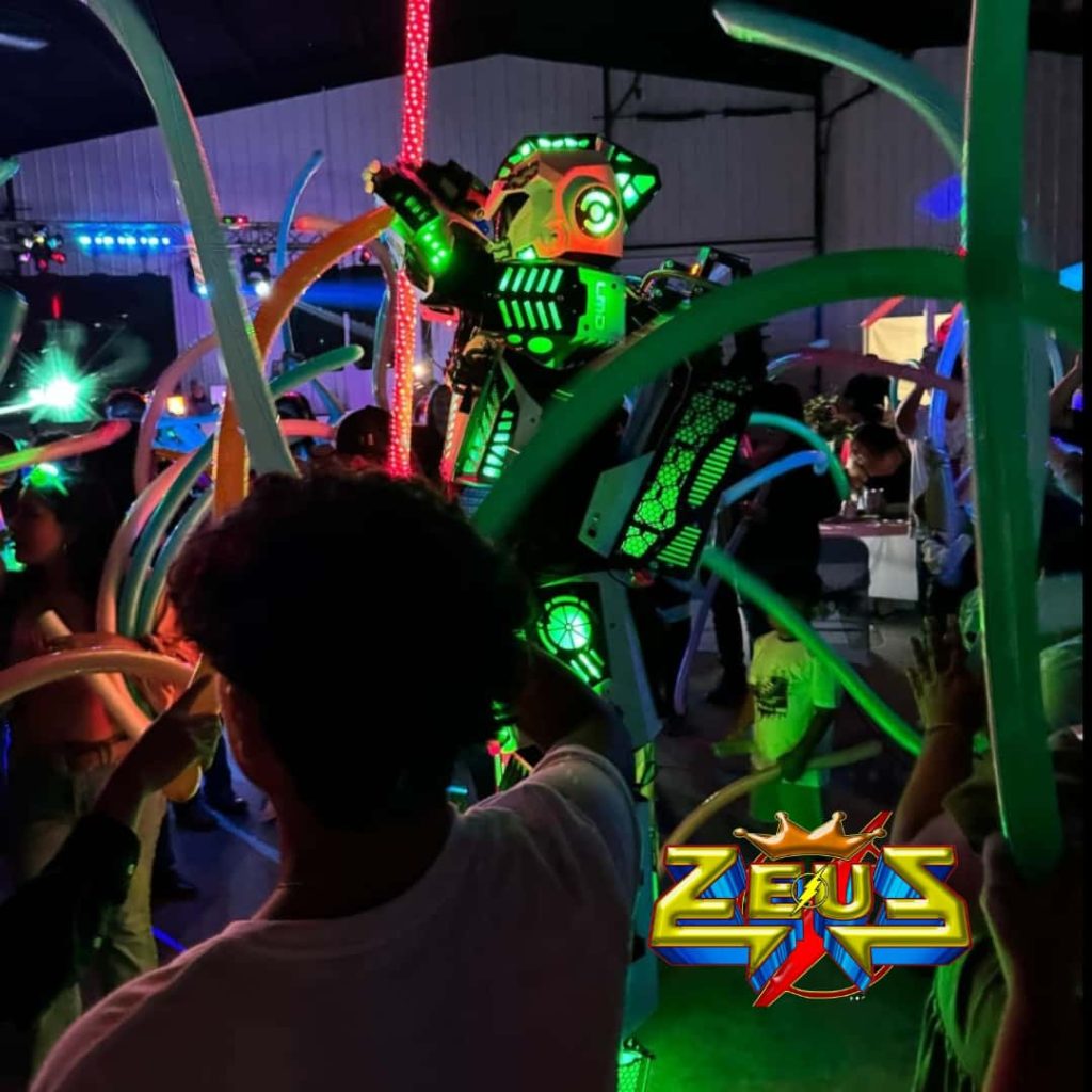 Robot LED interactuando con invitados en la pista de baile durante una celebración especial.