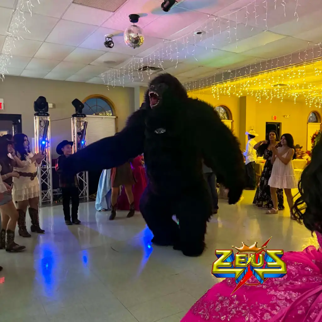 Gorila gigante animando una fiesta de XV Años con luces LED, música y efectos especiales de Sonido Zeuz en Indiana.