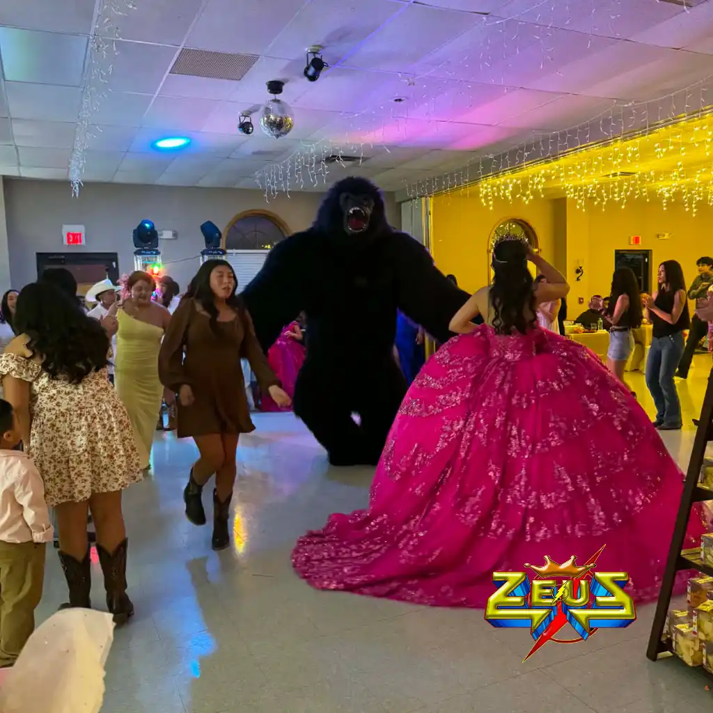 Chango gigante animando una fiesta de XV años con luces LED, música DJ y efectos especiales en Columbus, Indiana.