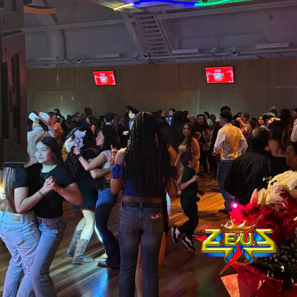 Sistema de audio profesional de Sonido Zeuz durante una recepción de boda y XV años con invitados disfrutando de la música.