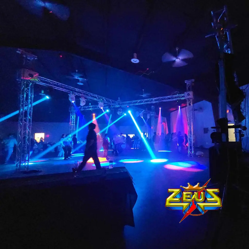 Iluminación profesional para pista de baile en una celebración de XV años con efectos de luces dinámicas.